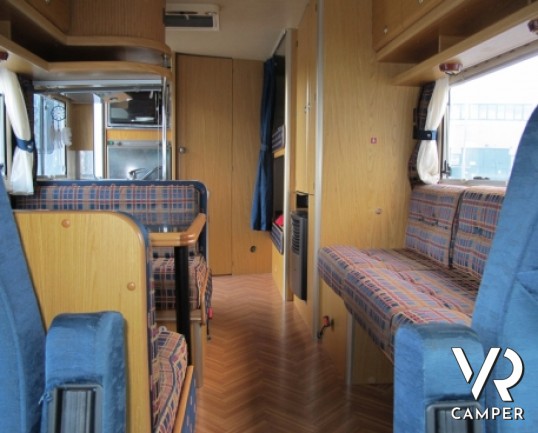 Laika Ecovip 200I: camper motorhome Laika usato con 7 posti letto, 5 posti omologati, doppia dinette, bagno con doccia separata e portamoto