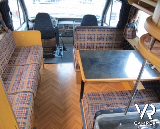 Laika Ecovip 200I: camper motorhome Laika usato con 7 posti letto, 5 posti omologati, doppia dinette, bagno con doccia separata e portamoto