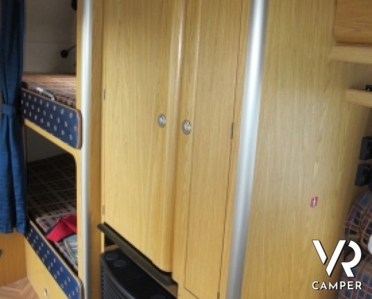 Laika Ecovip 200I: camper motorhome Laika usato con 7 posti letto, 5 posti omologati, doppia dinette, bagno con doccia separata e portamoto