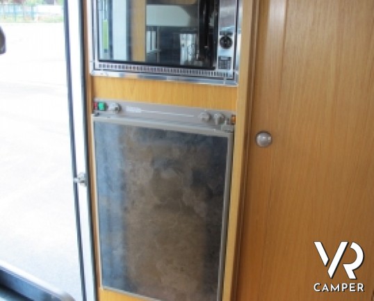 Laika Ecovip 200I: camper motorhome Laika usato con 7 posti letto, 5 posti omologati, doppia dinette, bagno con doccia separata e portamoto