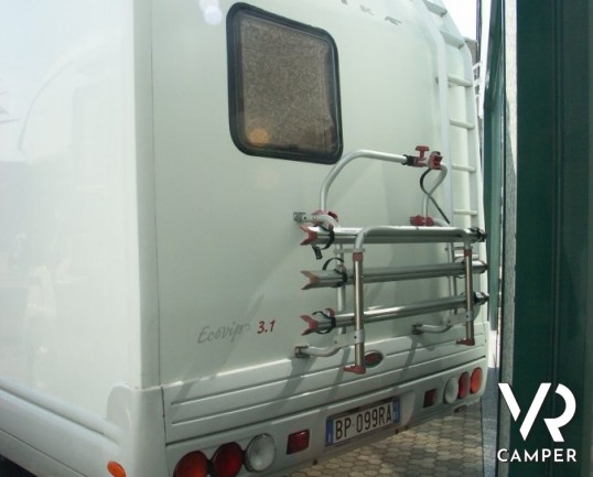 Laika Ecovip 3.1: camper mansardato usato con doppio pavimento, 6 posti letto.