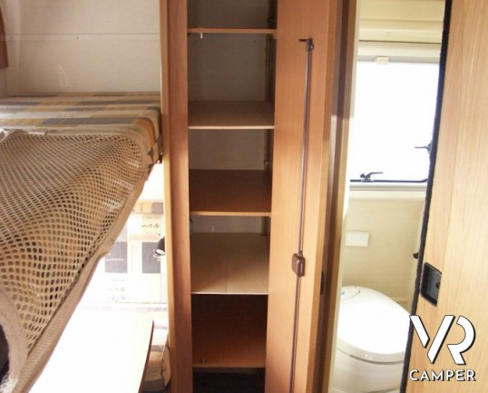 Laika Ecovip 3.1: camper mansardato usato con doppio pavimento, 6 posti letto.