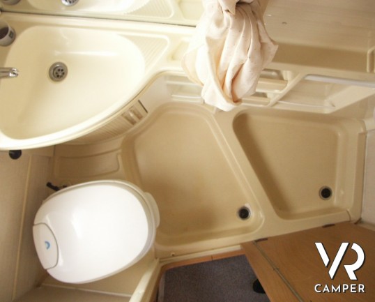 Laika Ecovip 3.1: camper mansardato usato con doppio pavimento, 6 posti letto.