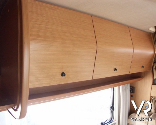 Laika Ecovip 3.1: camper mansardato usato con doppio pavimento, 6 posti letto.