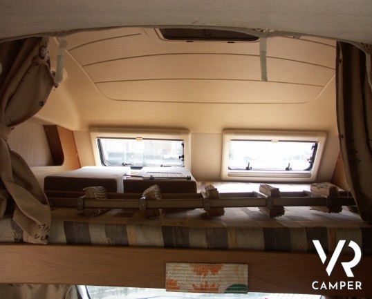 Laika Ecovip 3.1: camper mansardato usato con doppio pavimento, 6 posti letto.