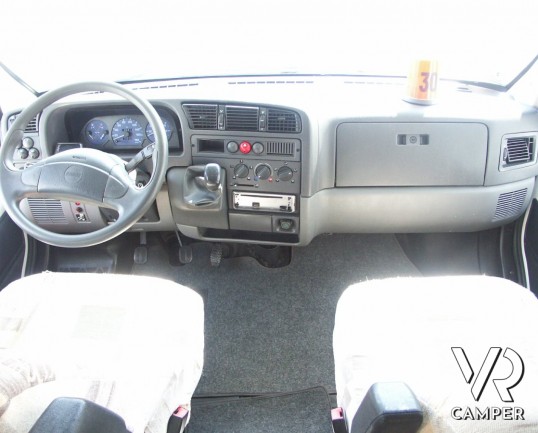 Laika Ecovip 3.1: camper mansardato usato con doppio pavimento, 6 posti letto.