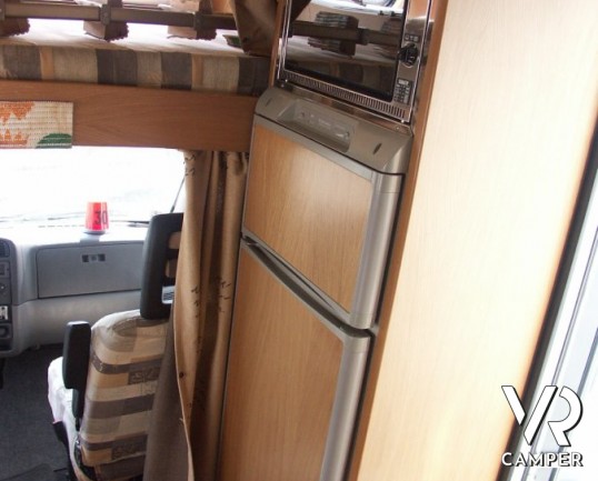 Laika Ecovip 3.1: camper mansardato usato con doppio pavimento, 6 posti letto.