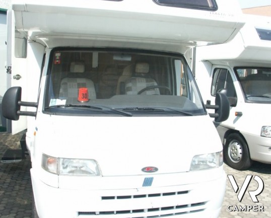 Laika Ecovip 3.1: camper mansardato usato con doppio pavimento, 6 posti letto.