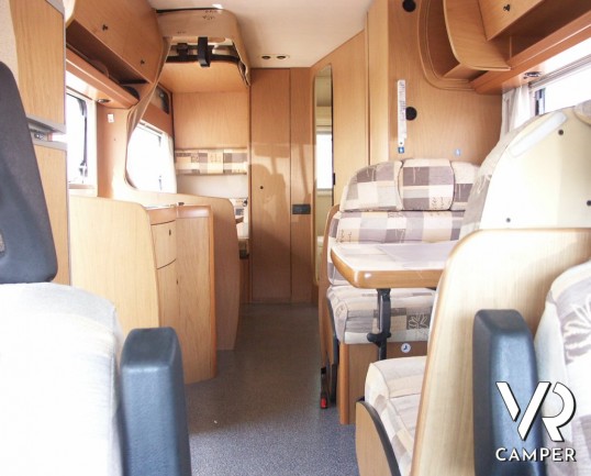 Laika Ecovip 3.1: camper mansardato usato con doppio pavimento, 6 posti letto.