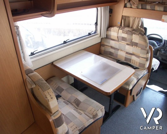 Laika Ecovip 3.1: camper mansardato usato con doppio pavimento, 6 posti letto.