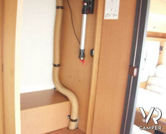 Laika Ecovip 3.1: camper mansardato usato con doppio pavimento, 6 posti letto.