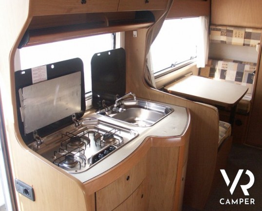 Laika Ecovip 3.1: camper mansardato usato con doppio pavimento, 6 posti letto.