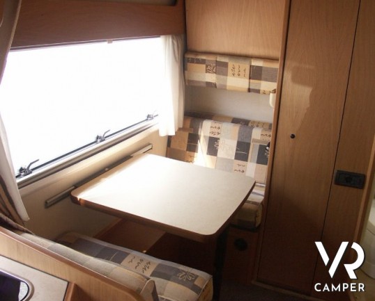 Laika Ecovip 3.1: camper mansardato usato con doppio pavimento, 6 posti letto.