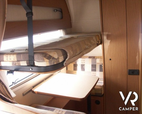 Laika Ecovip 3.1: camper mansardato usato con doppio pavimento, 6 posti letto.