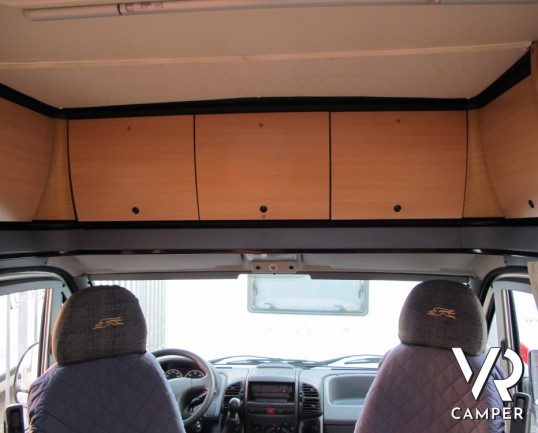 Laika Kreos 3008: camper semintegrale usato con letto alla francese posteriore, ampia dinette anteriore con cucina ad angolo e portaomo esterno a socm