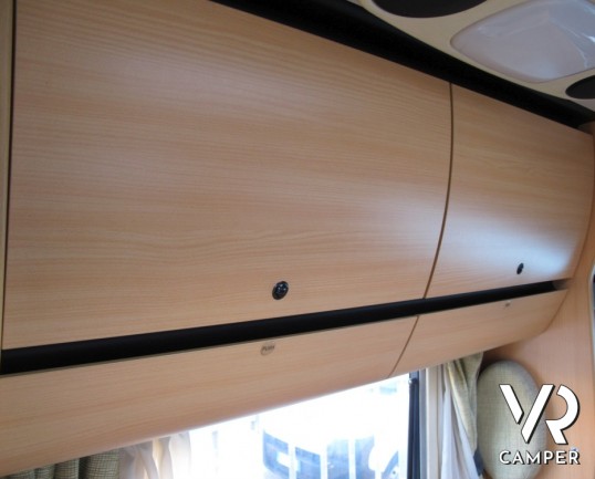 Laika Kreos 3008: camper semintegrale usato con letto alla francese posteriore, ampia dinette anteriore con cucina ad angolo e portaomo esterno a socm