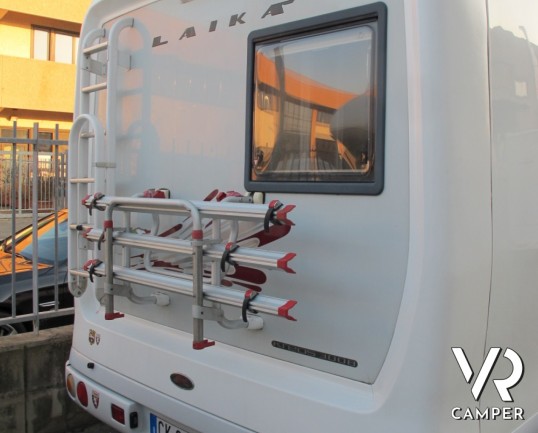 Laika Kreos 3008: camper semintegrale usato con letto alla francese posteriore, ampia dinette anteriore con cucina ad angolo e portaomo esterno a socm