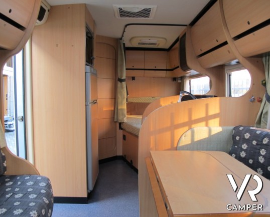 Laika Kreos 3008: camper semintegrale usato con letto alla francese posteriore, ampia dinette anteriore con cucina ad angolo e portaomo esterno a socm