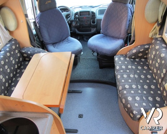 Laika Kreos 3008: camper semintegrale usato con letto alla francese posteriore, ampia dinette anteriore con cucina ad angolo e portaomo esterno a socm