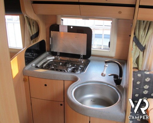 Laika Kreos 3008: camper semintegrale usato con letto alla francese posteriore, ampia dinette anteriore con cucina ad angolo e portaomo esterno a socm