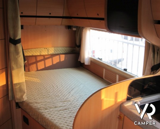 Laika Kreos 3008: camper semintegrale usato con letto alla francese posteriore, ampia dinette anteriore con cucina ad angolo e portaomo esterno a socm