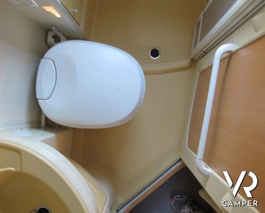 Laika Kreos 3008: camper semintegrale usato con letto alla francese posteriore, ampia dinette anteriore con cucina ad angolo e portaomo esterno a socm