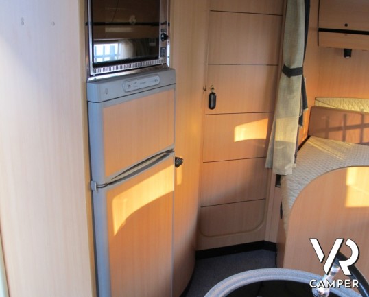 Laika Kreos 3008: camper semintegrale usato con letto alla francese posteriore, ampia dinette anteriore con cucina ad angolo e portaomo esterno a socm