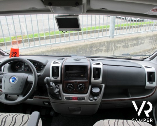 Laika Kreos 3010: camper semintegrale usato con ampio garage su meccanica Fiat Ducato, e gavoni laterali supplementari