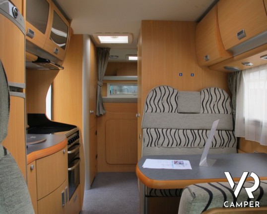 Laika Kreos 3010: camper semintegrale usato con ampio garage su meccanica Fiat Ducato, e gavoni laterali supplementari