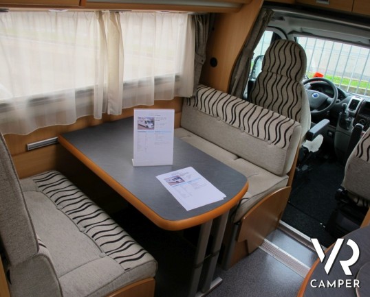 Laika Kreos 3010: camper semintegrale usato con ampio garage su meccanica Fiat Ducato, e gavoni laterali supplementari