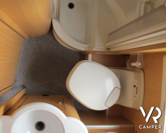 Laika Kreos 3010: camper semintegrale usato con ampio garage su meccanica Fiat Ducato, e gavoni laterali supplementari