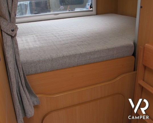 Laika Kreos 3010: camper semintegrale usato con ampio garage su meccanica Fiat Ducato, e gavoni laterali supplementari