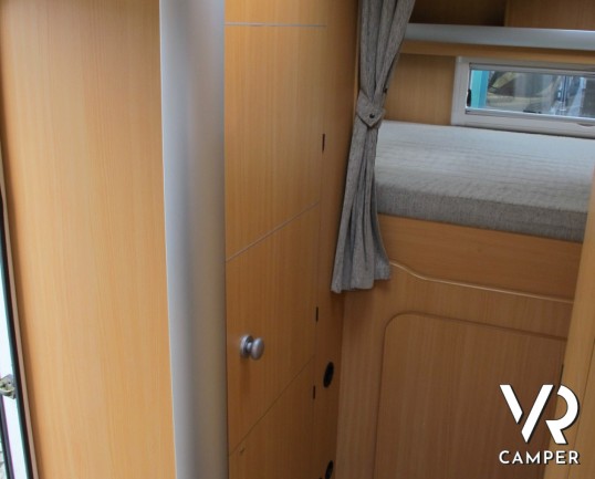 Laika Kreos 3010: camper semintegrale usato con ampio garage su meccanica Fiat Ducato, e gavoni laterali supplementari