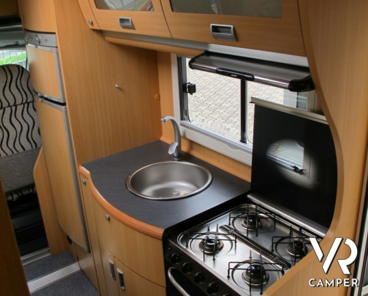 Laika Kreos 3010: camper semintegrale usato con ampio garage su meccanica Fiat Ducato, e gavoni laterali supplementari