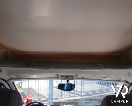 LMC Tec Rotec 682 TI: camper semintegrale usato con letti gemelli posteriori e garage. Ottimo per la coppia con un figlio o un nipote.