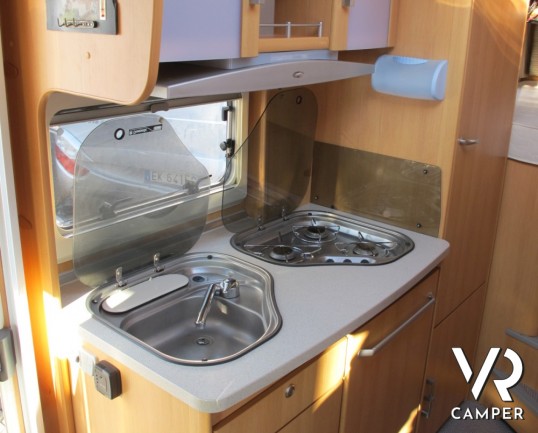 LMC Tec Rotec 682 TI: camper semintegrale usato con letti gemelli posteriori e garage. Ottimo per la coppia con un figlio o un nipote.