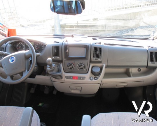 LMC Tec Rotec 682 TI: camper semintegrale usato con letti gemelli posteriori e garage. Ottimo per la coppia con un figlio o un nipote.