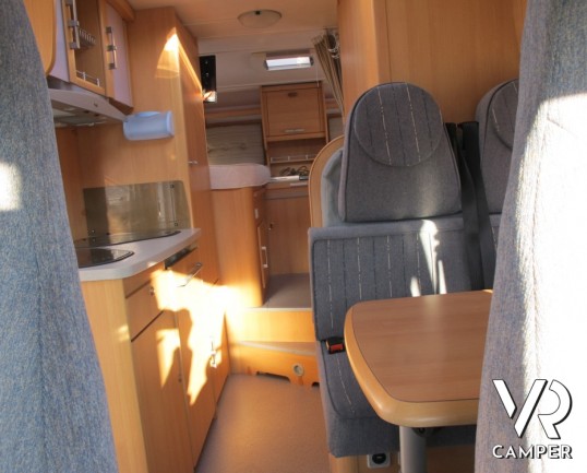 LMC Tec Rotec 682 TI: camper semintegrale usato con letti gemelli posteriori e garage. Ottimo per la coppia con un figlio o un nipote.