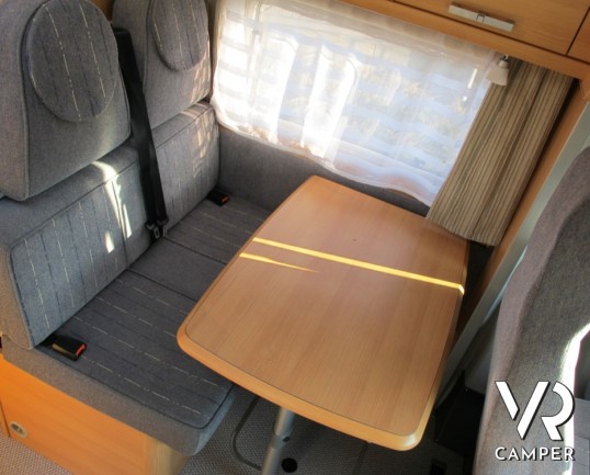 LMC Tec Rotec 682 TI: camper semintegrale usato con letti gemelli posteriori e garage. Ottimo per la coppia con un figlio o un nipote.