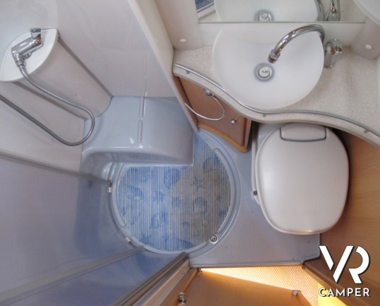 LMC Tec Rotec 682 TI: camper semintegrale usato con letti gemelli posteriori e garage. Ottimo per la coppia con un figlio o un nipote.