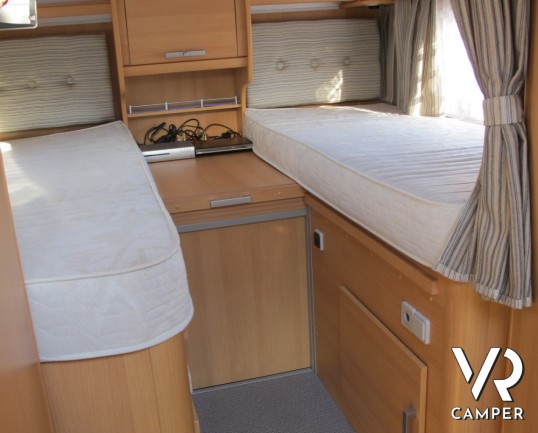 LMC Tec Rotec 682 TI: camper semintegrale usato con letti gemelli posteriori e garage. Ottimo per la coppia con un figlio o un nipote.