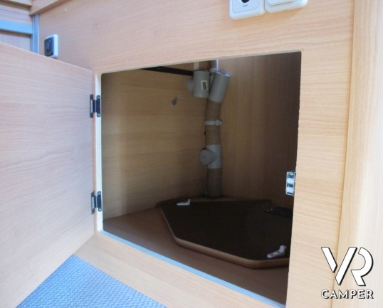 LMC Tec Rotec 682 TI: camper semintegrale usato con letti gemelli posteriori e garage. Ottimo per la coppia con un figlio o un nipote.