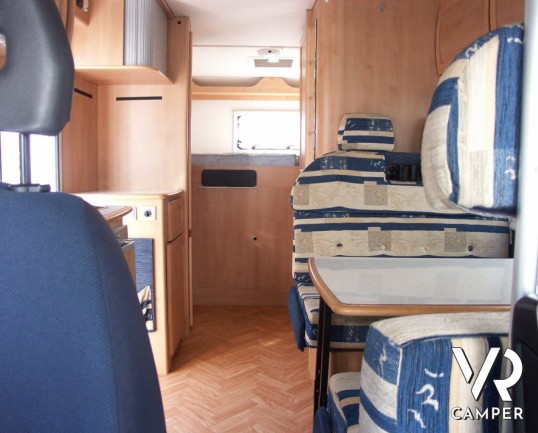 McLouis Gleen 364 G: camper usato semintegrale in vendita in Piemonte con garanzie del concessionario. Garage e 6 posti omologati.