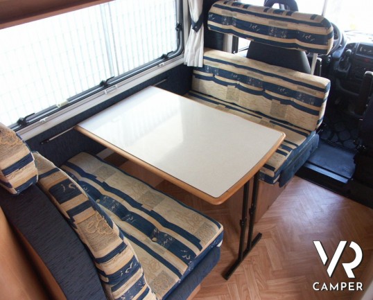 McLouis Gleen 364 G: camper usato semintegrale in vendita in Piemonte con garanzie del concessionario. Garage e 6 posti omologati.