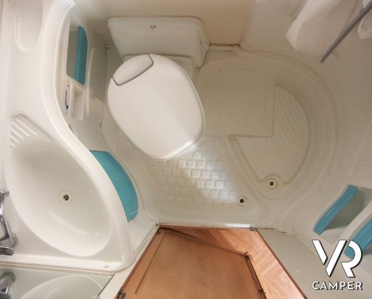 McLouis Gleen 364 G: camper usato semintegrale in vendita in Piemonte con garanzie del concessionario. Garage e 6 posti omologati.