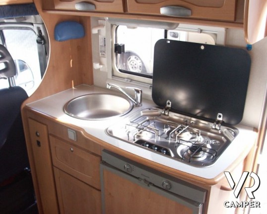 McLouis Gleen 364 G: camper usato semintegrale in vendita in Piemonte con garanzie del concessionario. Garage e 6 posti omologati.