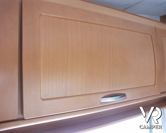 Mc Louis Glen 432: camper usato a Torino, mansardato 5 posti con divano di fronte alla dinette e cucina in coda