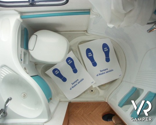 Mc Louis Glen 432: camper usato a Torino, mansardato 5 posti con divano di fronte alla dinette e cucina in coda