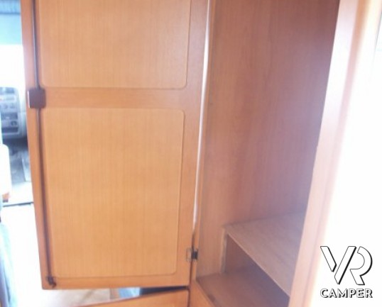 Mc Louis Glen 432: camper usato a Torino, mansardato 5 posti con divano di fronte alla dinette e cucina in coda