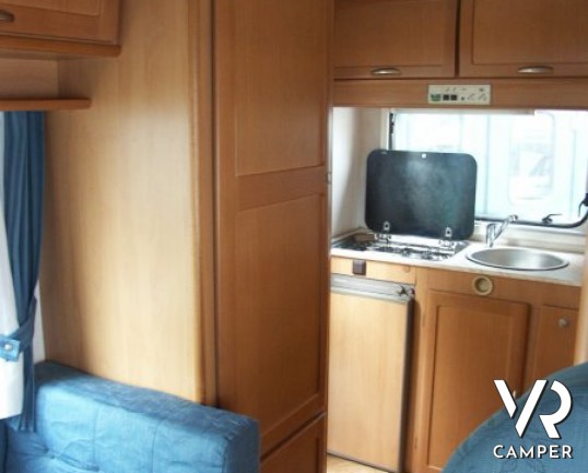 Mc Louis Glen 432: camper usato a Torino, mansardato 5 posti con divano di fronte alla dinette e cucina in coda